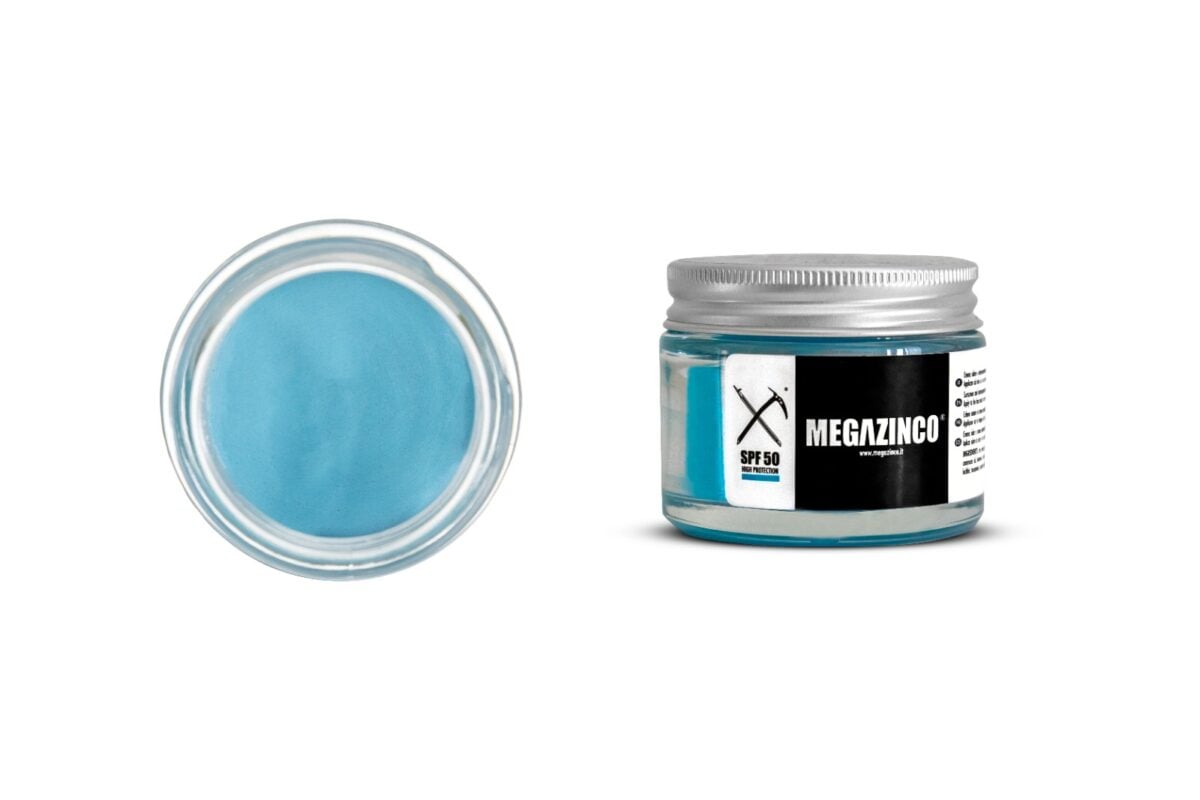 Vasetto di vetro con crema di colore azzurro per pelle dei surfisti