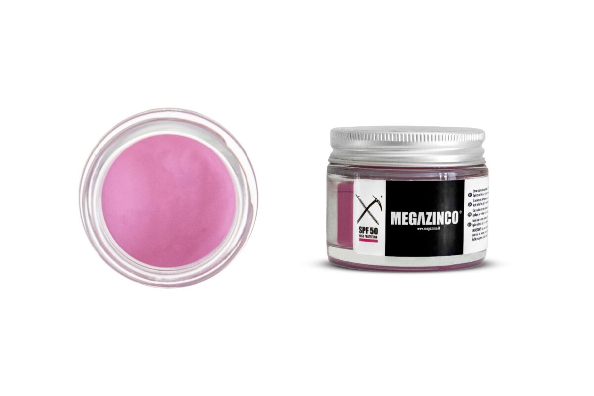 Vasetto di vetro con crema di colore fuchsia per pelle dei surfisti