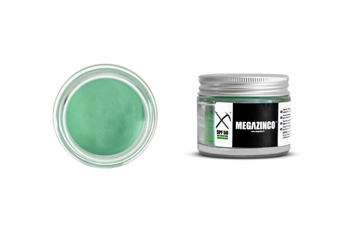 Vasetto di vetro con crema di colore verde acqua per pelle dei surfisti